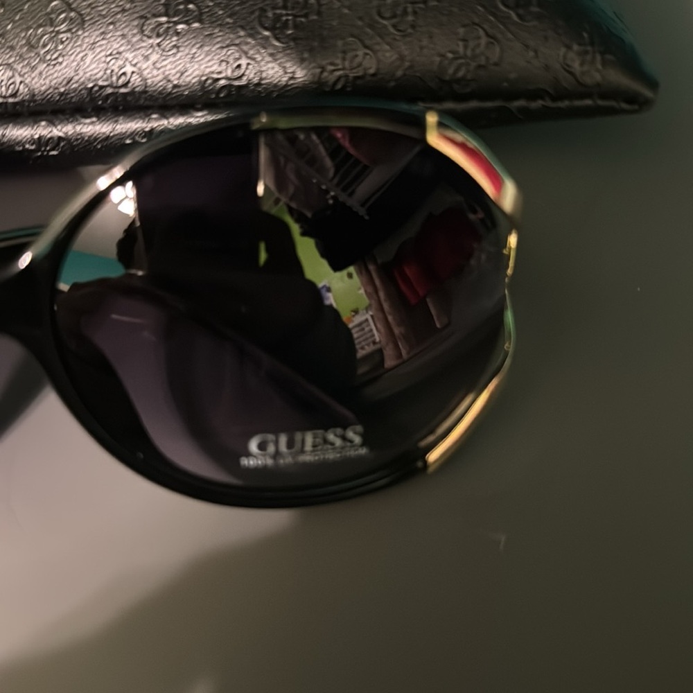 Brand new Guess Sunglasses - Picture 3 of 3